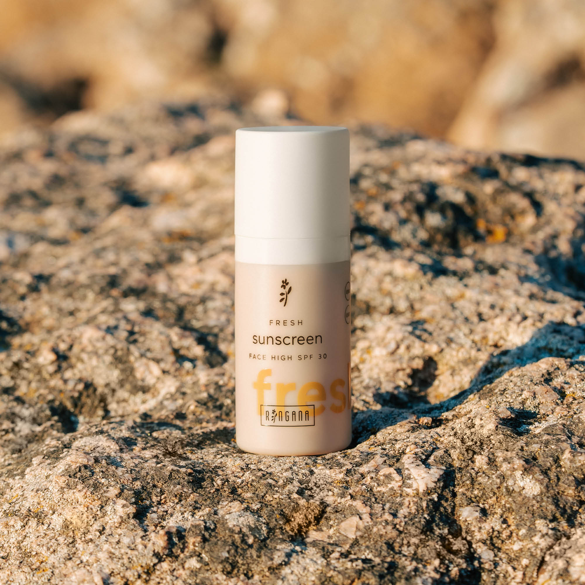 Frau am Strand mit mineralischer Sonnencreme RINGANA FRESH sunscreen